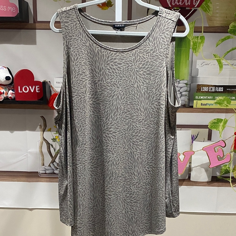 Torrid Leaf Patterned Gray Tank Top size 3. Ptp is 25.